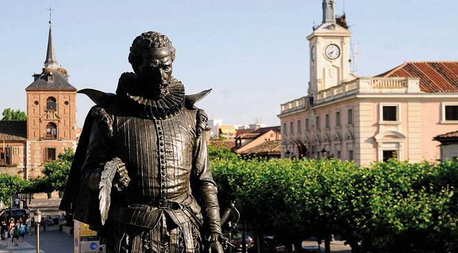 Estatua de Cervantes en la Plaza de Cervantes (Alcalá de Henares)
