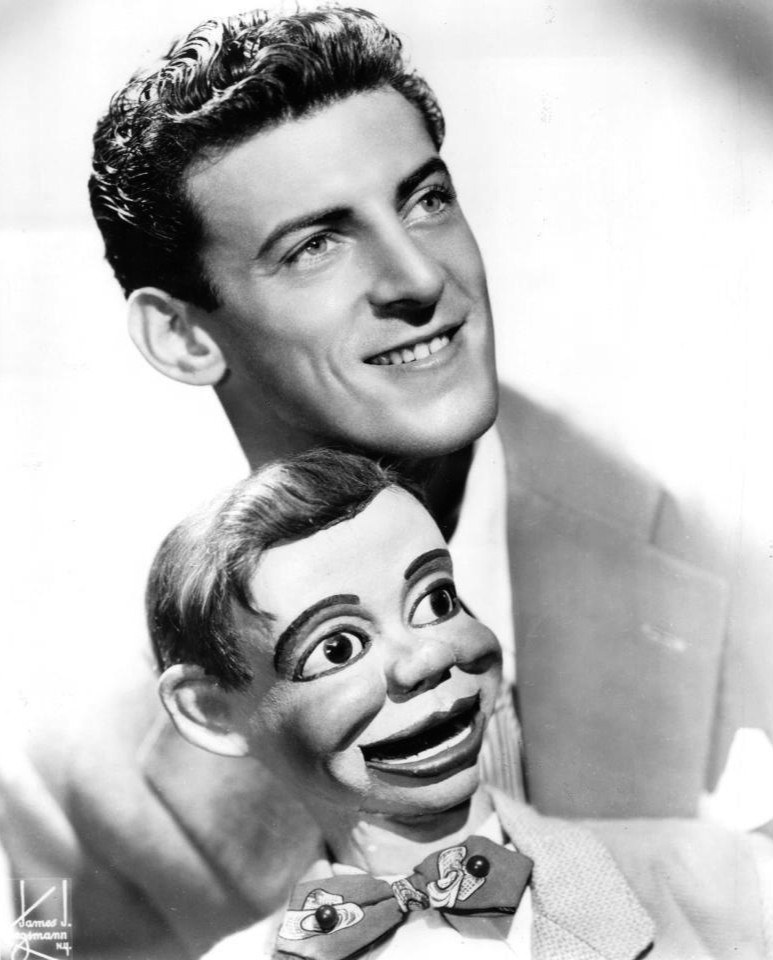 El ventrílocuo Paul Winchell con su muñeco Jerry Mahoney (fotografía de James Kriegsmann, New York, 1951)