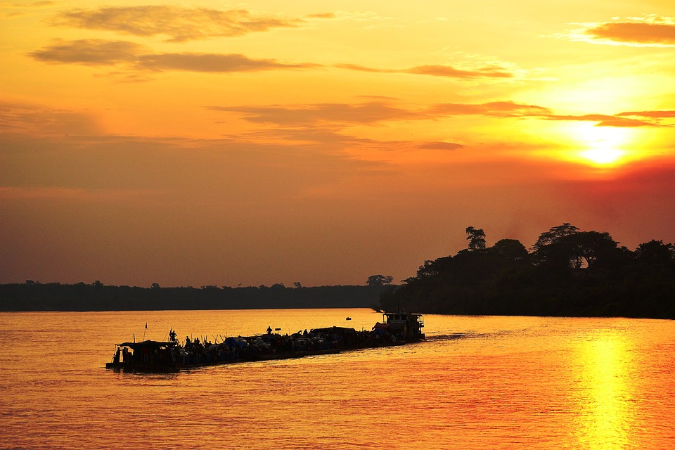 Puesta de sol sobre el río Congo